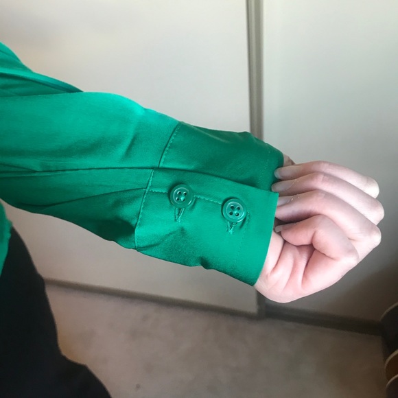 ❤️ 3/$25 Emerald green button up blouse Ann Taylor button down layering fall - Picture 4 of 7